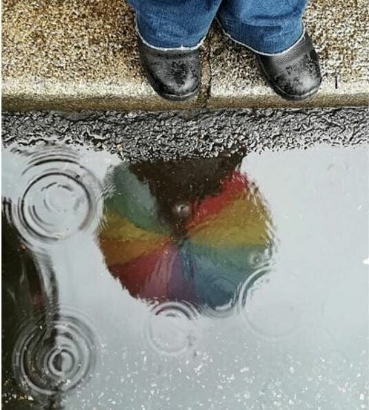 prší odraz dúhového dáždnika