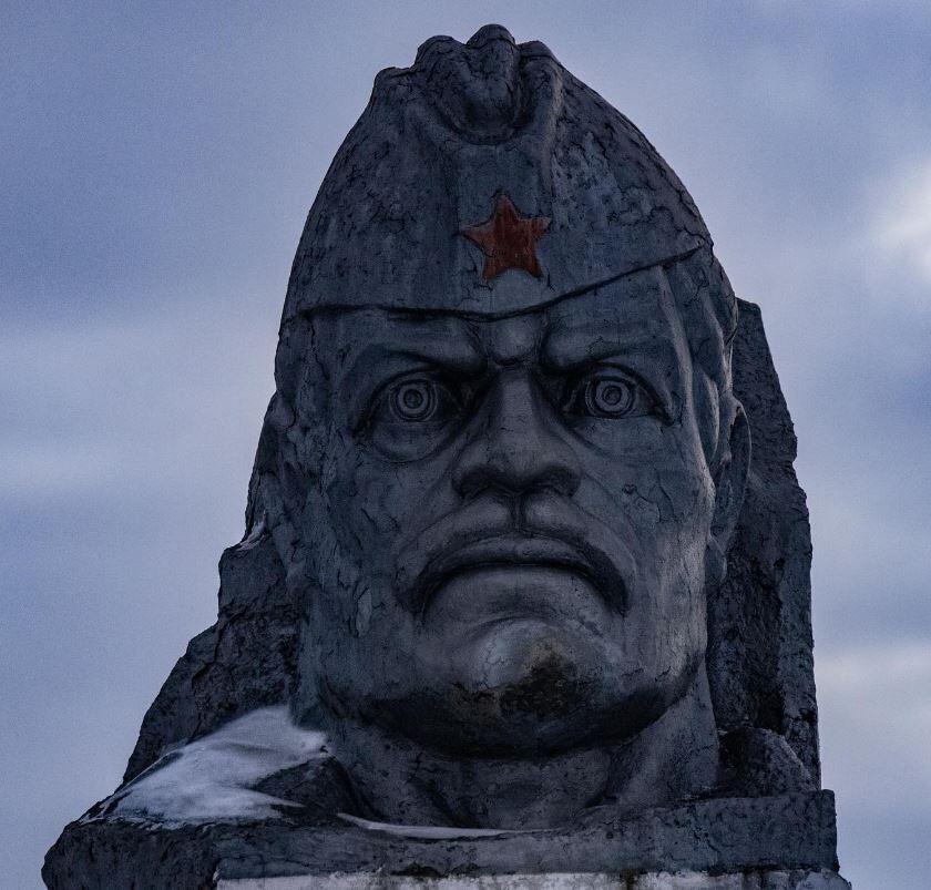 Rusko Ukrajina NATO pamätník hlava sovietskeho vojaka