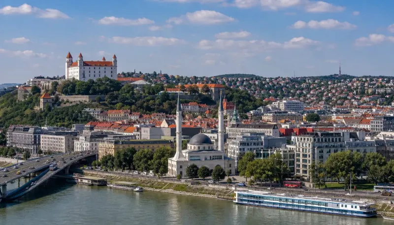 Širokouhlý pohľad na centrum Bratislavy, hlavného mesta Slovenska, v pozadí vidno typický bratislavský hrad a na nábreží pod ním mešitu s minaretmi.