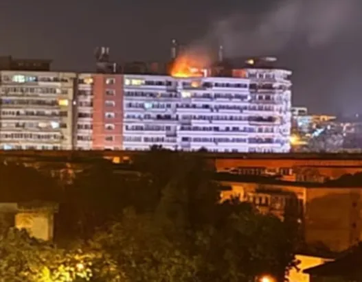 AM: Požiar na streche bytového domu v noci
