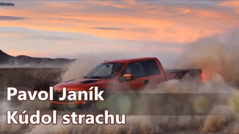 Oranžový pickup Ford Raptor víri prach v púšti, západ slnka.