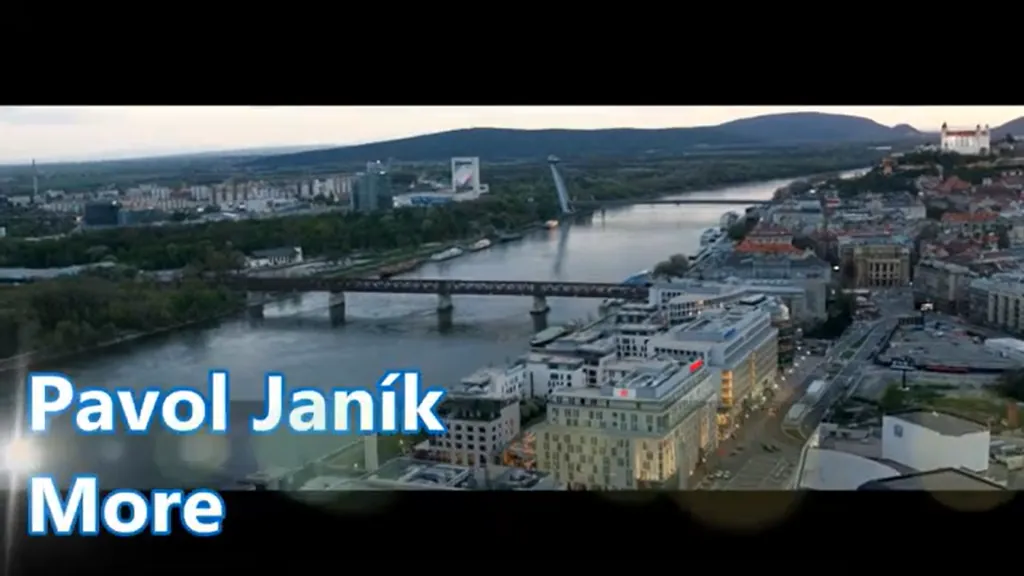 Panoráma Bratislavy s Dunajom, mostami a hradom.