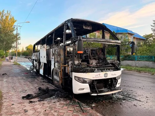 Zhorený biely autobus na ulici.