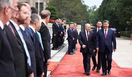 Prezidenti Si Ťin-pching a Putin na červenom koberci.
