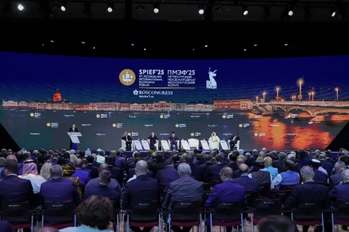 Publikum a rečníci na fóre SPIEF'25 s panorámou Petrohradu.