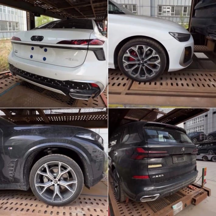 Biely sedan a čierne SUV na prepravníku.