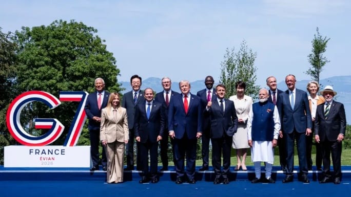 Svetoví lídri na samite G7 pri logu France Evian 2026.
