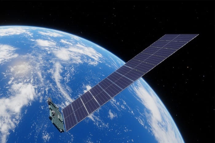 Starlink satelit s rozvinutým solárnym panelom na obežnej dráhe Zeme.