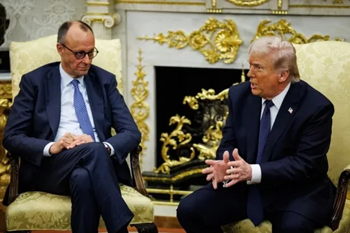 Donald Trump hovorí s Friedrichom Merzom v ozdobnej miestnosti.