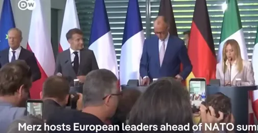 Európski lídri na summite pred národnými vlajkami a kamerami.
