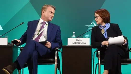 Muž a Elvira Nabiullina na medzinárodnom finančnom kongrese.