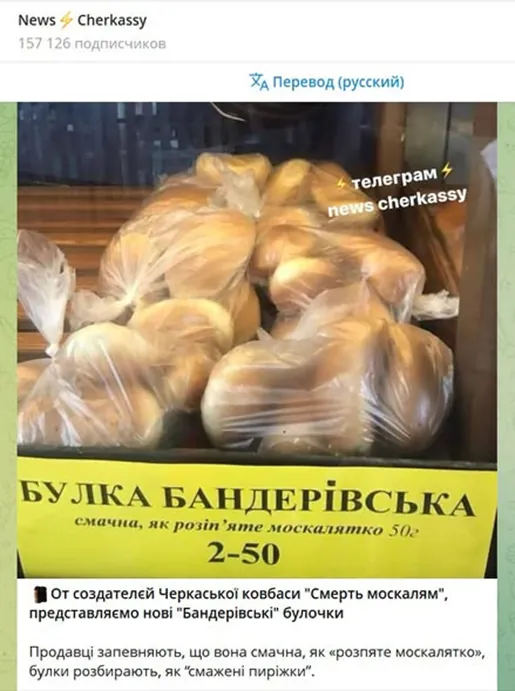 Banderivské žemle v priehľadných sáčkoch na žltom pulte.