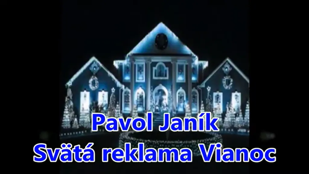 Vianočne osvetlený dom s modrými svetlami v noci.