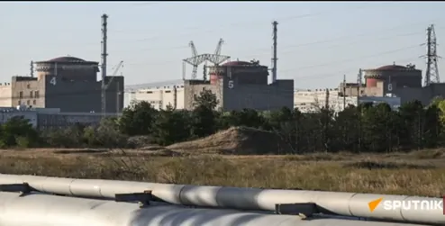 Záporožská jadrová elektráreň s reaktormi a potrubím v popredí
