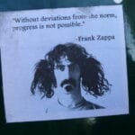 Portrét a citát Franka Zappu