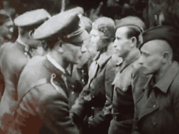 Vojaci a dôstojník v uniformách, historická scéna.