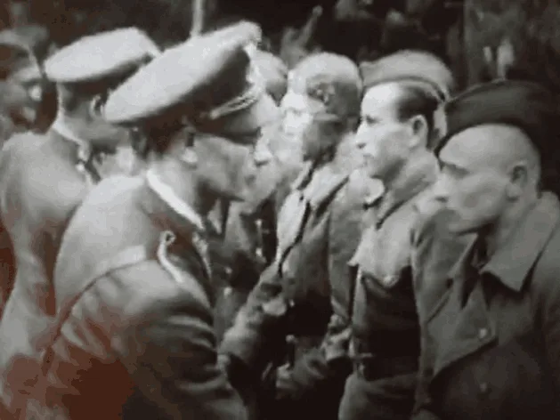 Vojaci a dôstojník v uniformách, historická scéna.